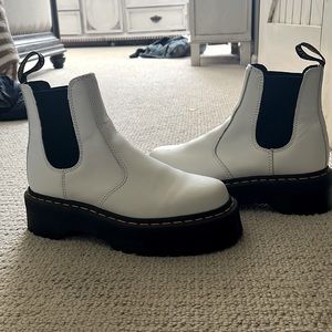 DR. MARTEN WHITE2976 SMOOTH LEATHER PLATFORM CHELSEA BOOTS. Size 38. Unisex like